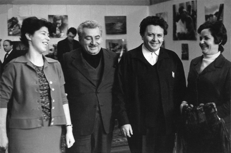 Эмилия Сергеевна Глазкова, жена А. Гитберга; всемирно известный бразильский писатель  Жоржи Амаду; художник Анатолий Давидович Гитберг; переводчица Инна. Посольство Бразилии, Москва. 1967 год.